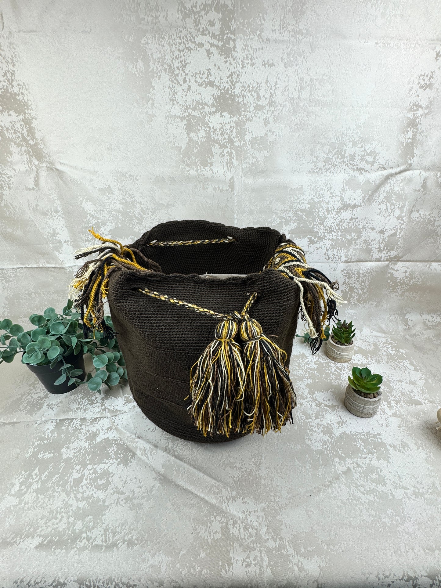 Bolso Wayuu grande tejido a mano como artesanía tradicional colombiana.