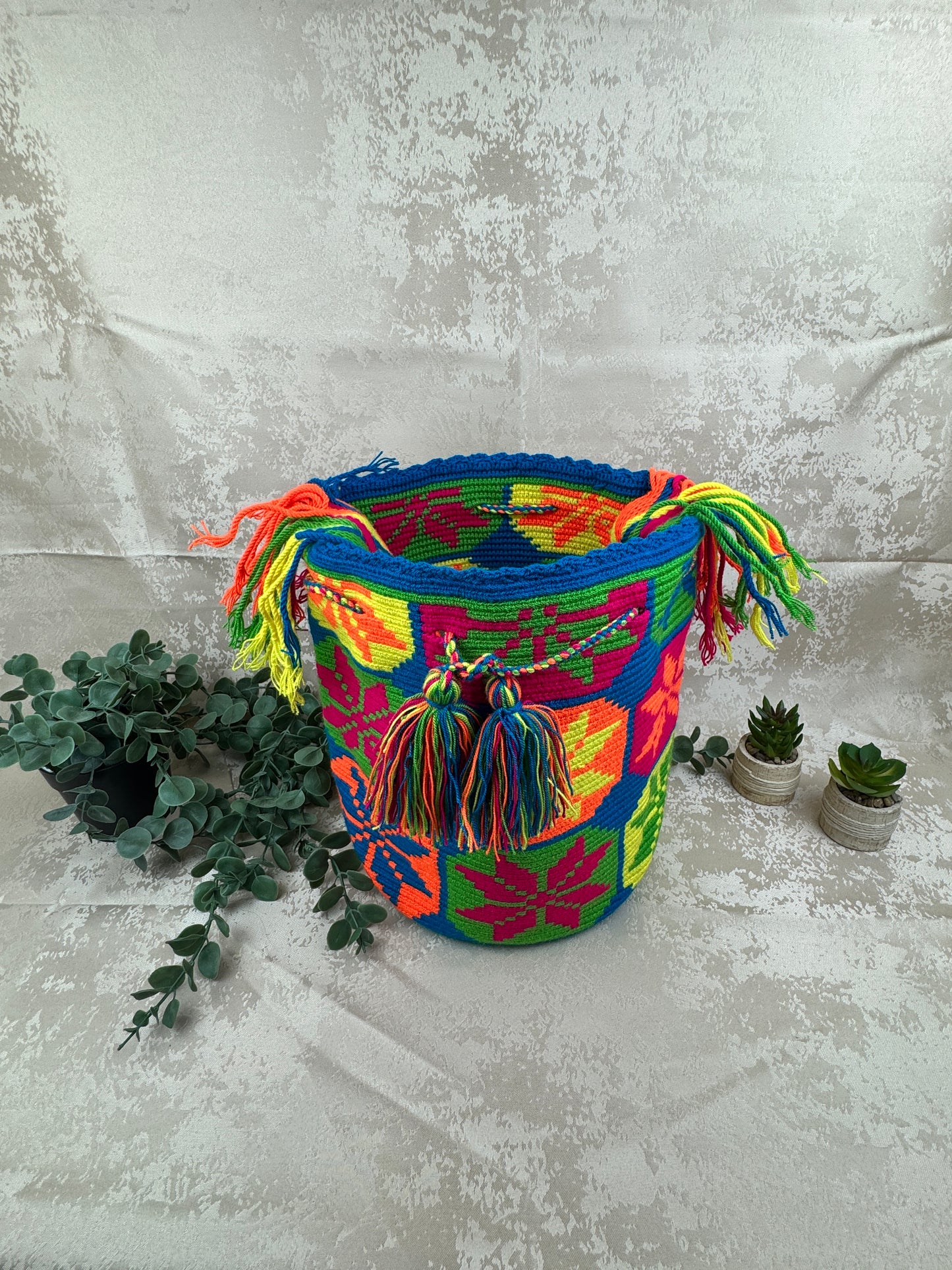 Bolso Wayuu artesanal estilo boho tejido a mano en Colombia.