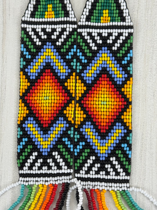 Vista frontal de collar ceremonial artesanal tejido a mano con diseño tradicional.