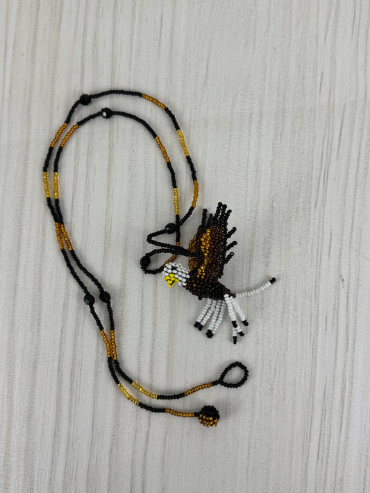 Collar pájaro aguila tejido a mano edición limitada elaborado artesanalmente por artesanos latinoamericanos.