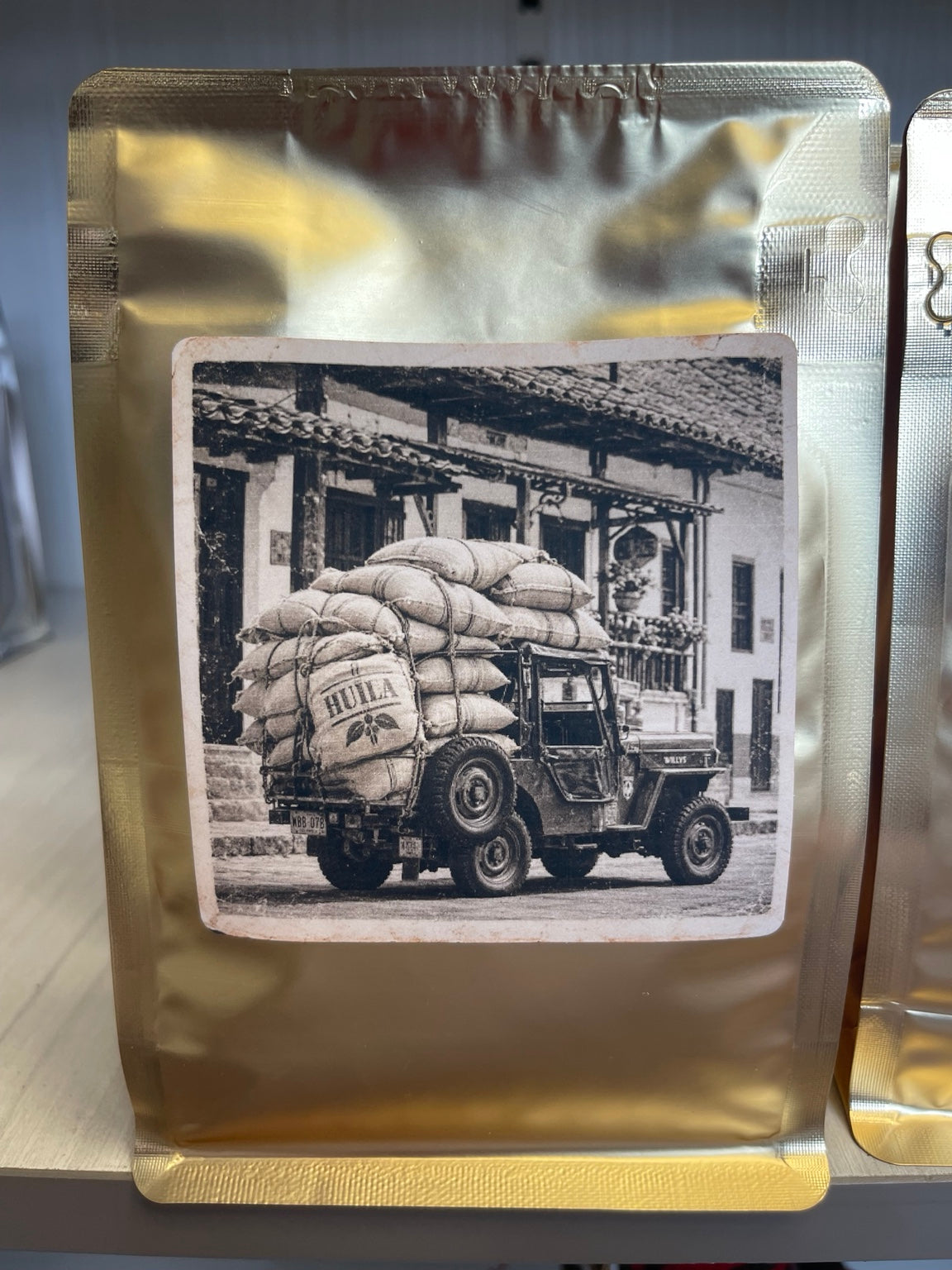 Parte trasera del café Los Cedros Pink Bourbon con ilustración de Huila