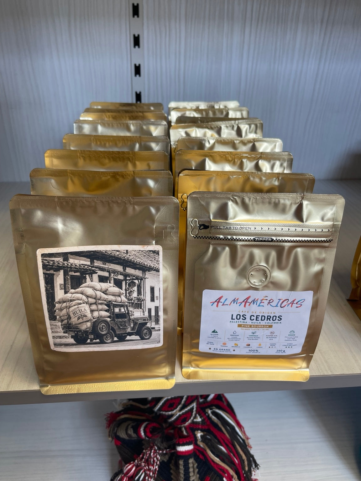 Bolsas de café Los Cedros Pink Bourbon en exposición