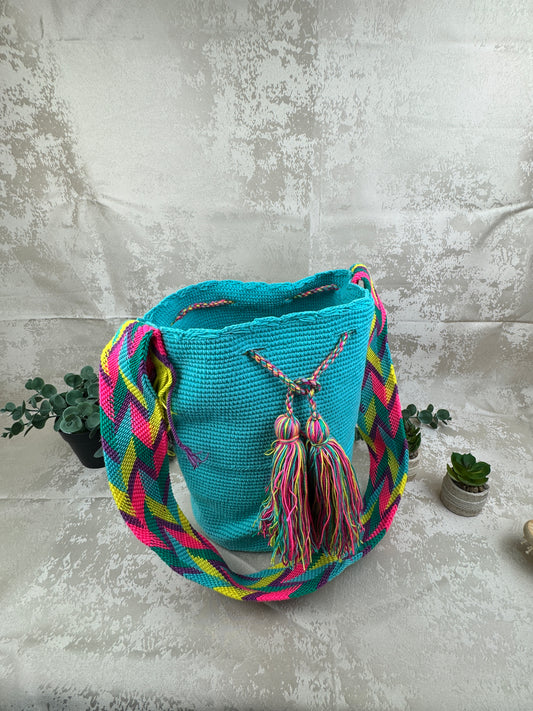 Vista frontal de mochila Wayuu grande 1 con diseño tradicional tejido a mano.