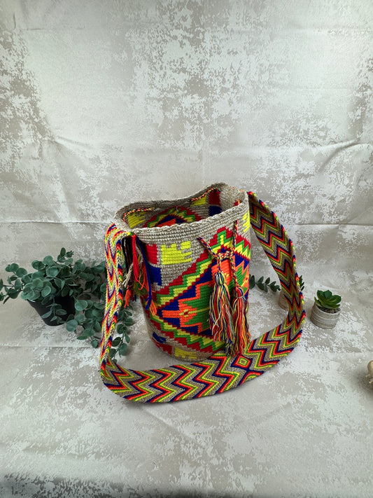 Vista frontal de mochila Wayuu grande 11 con diseño geométrico tradicional tejido a mano.Vista frontal de mochila Wayuu grande 11 con diseño geométrico tradicional tejido a mano.