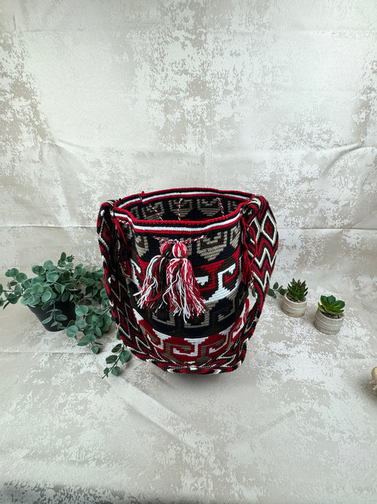 Vista frontal de mochila Wayuu grande 12 con diseño tradicional tejido a mano.
