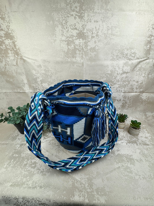 Vista frontal de mochila Wayuu grande 13 con patrón tradicional tejido a mano.
