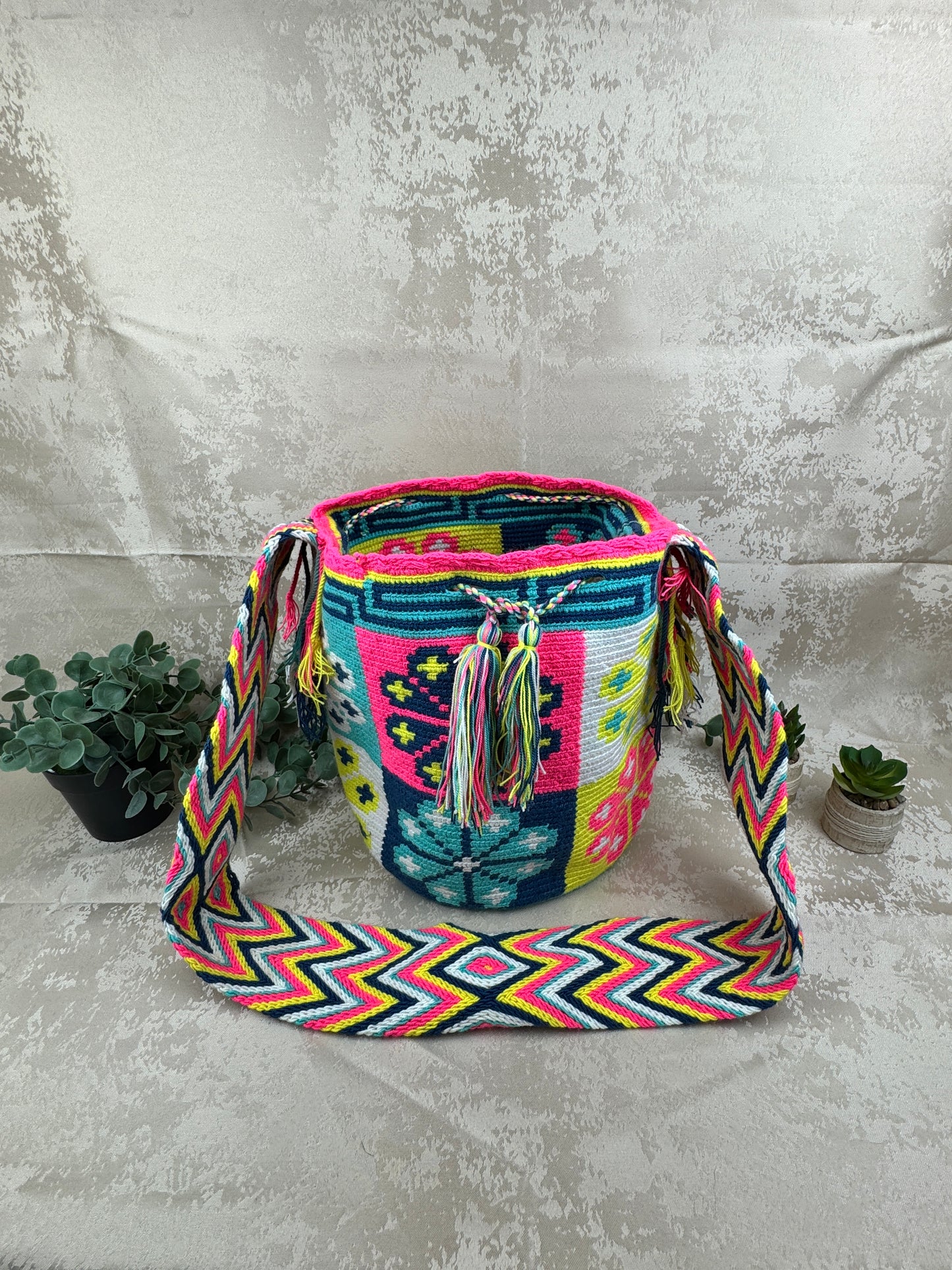 Mochila Wayuu grande estilo boho tejida a mano en Colombia.