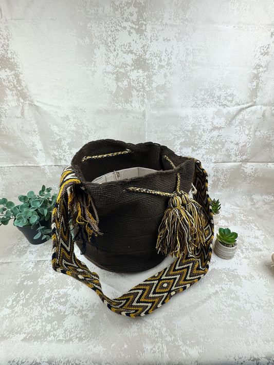 Vista frontal de mochila Wayuu grande 4 con diseño tradicional tejido a mano.