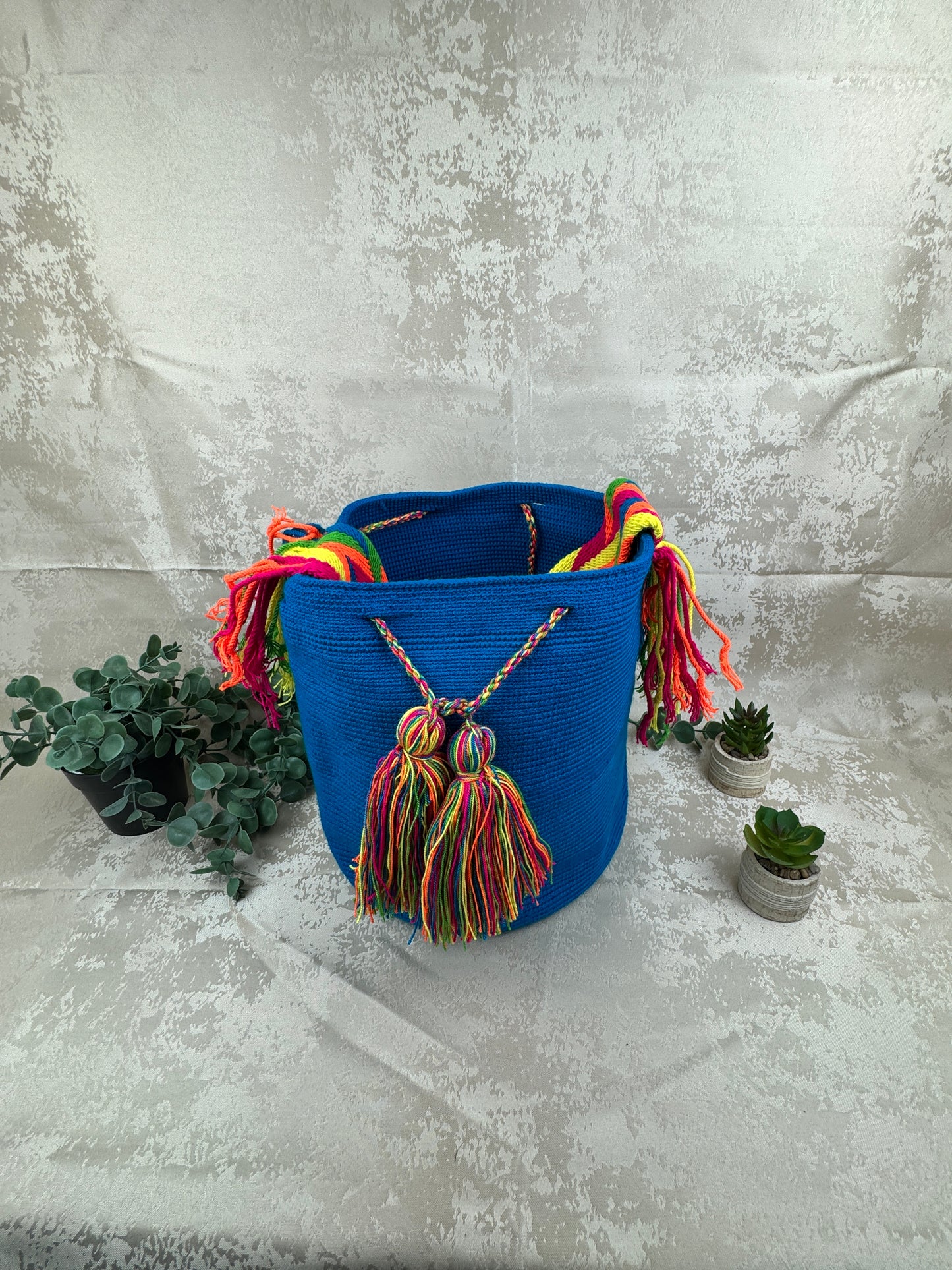 Mochila Wayuu grande estilo boho tejida a mano en Colombia.