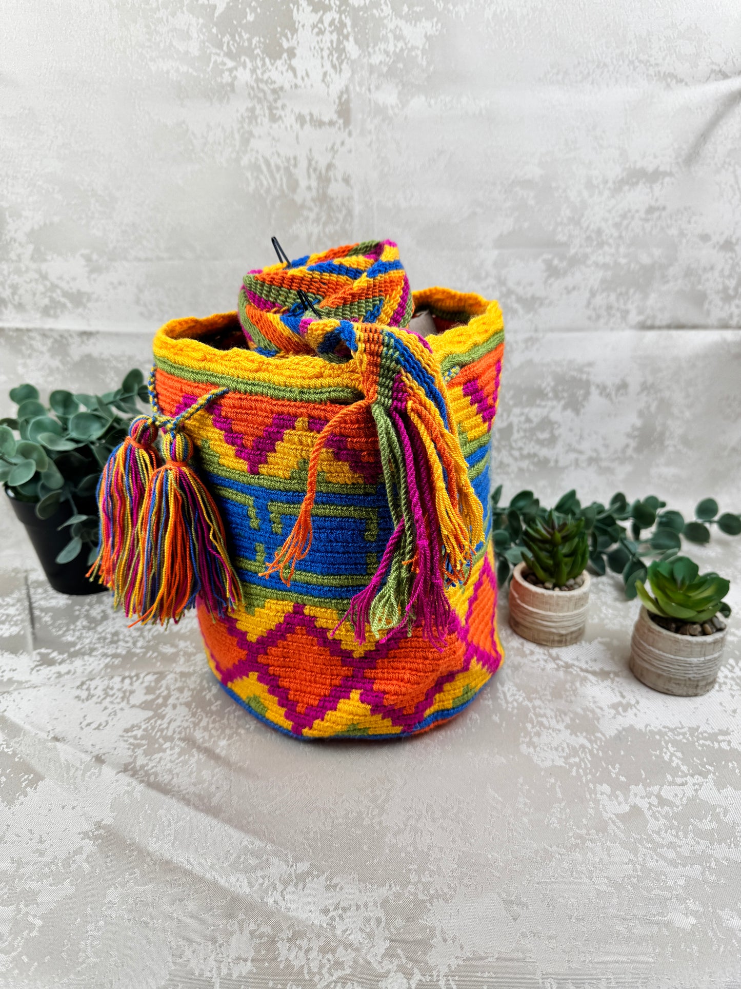 Correa tejida a mano de mochila Wayuu mediana artesanal colombiana.