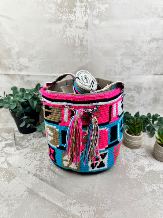 Vista frontal de mochila Wayuu mediana 4 con diseño tradicional tejido a mano.