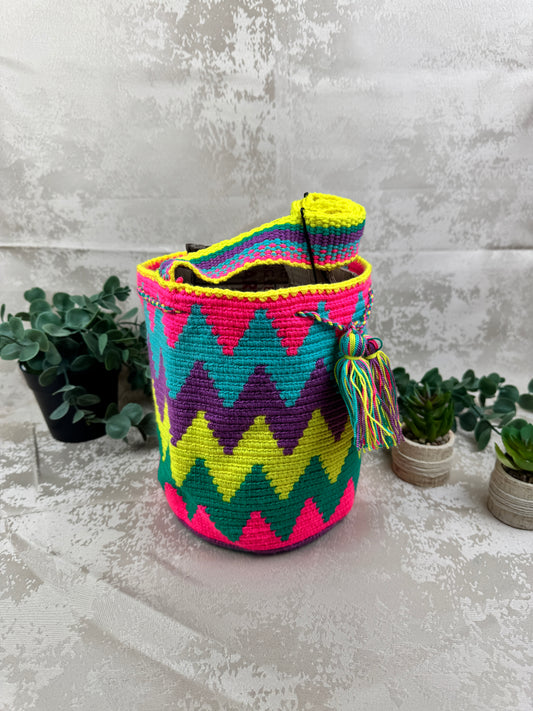 Vista frontal de mochila Wayuu mediana 7 con diseño tradicional tejido a mano.