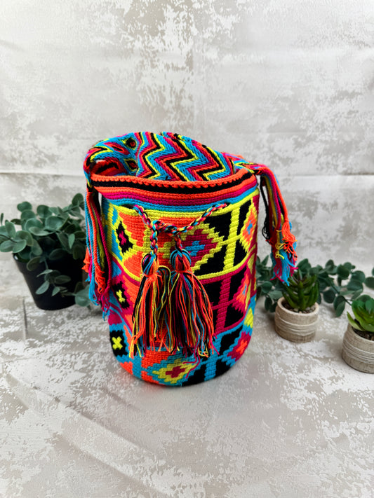 Vista frontal de mochila Wayuu mediana 8 con diseño tradicional tejido a mano.