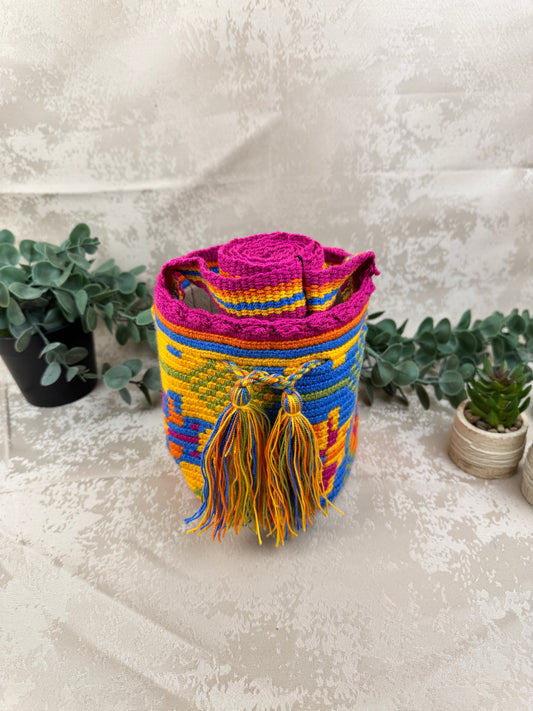 Vista frontal de mochila Wayuu Susuchon 11 con diseño tradicional tejido a mano.