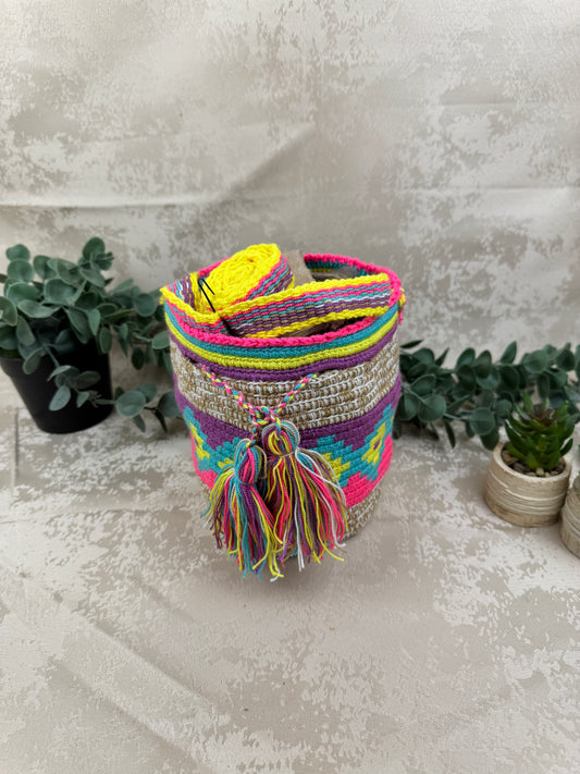 Vista frontal de mochila Wayuu Susuchon 14 con diseño tradicional tejido a mano.