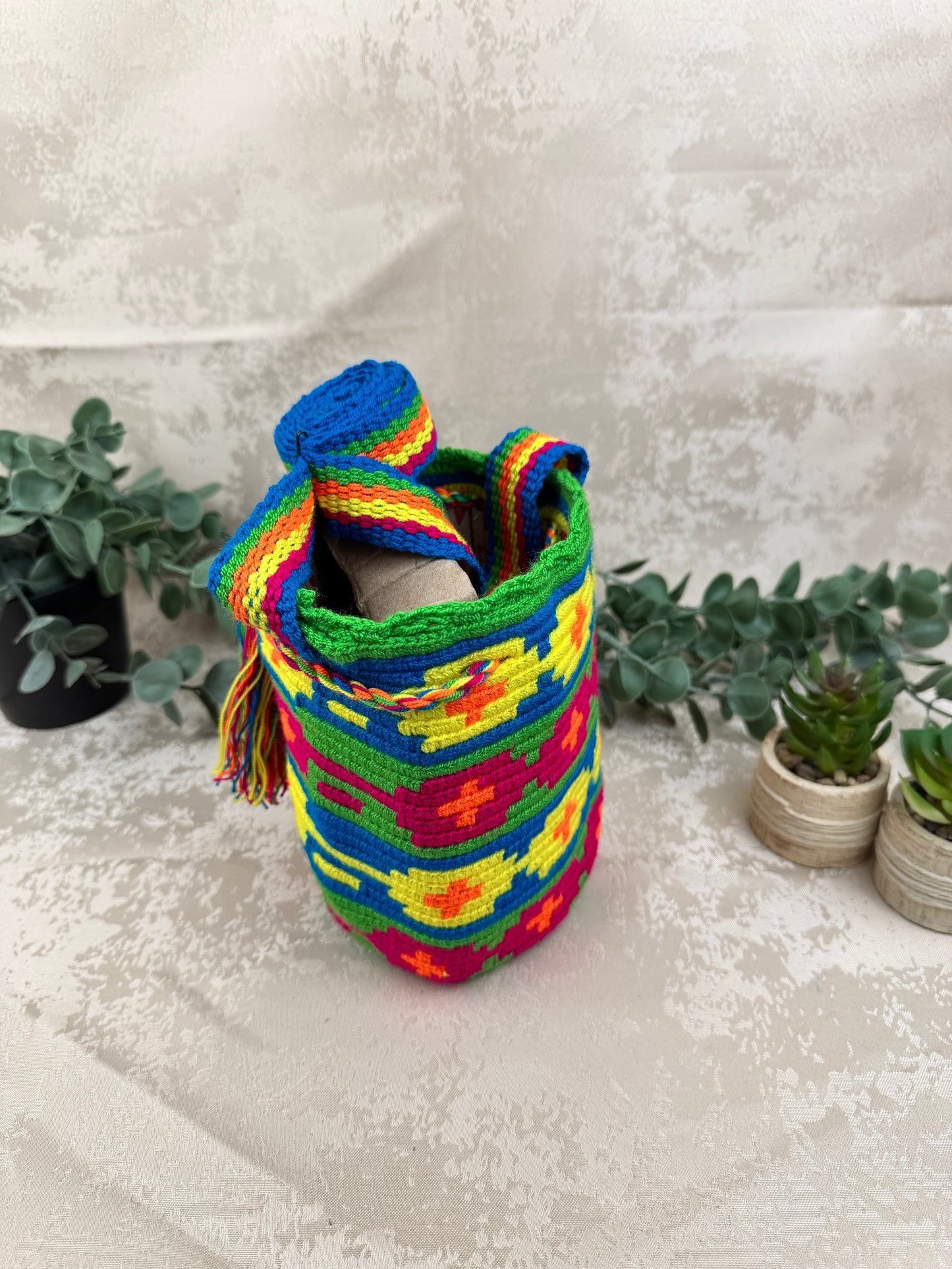 Correa tejida a mano de mochila Wayuu Susuchon artesanal colombiana.