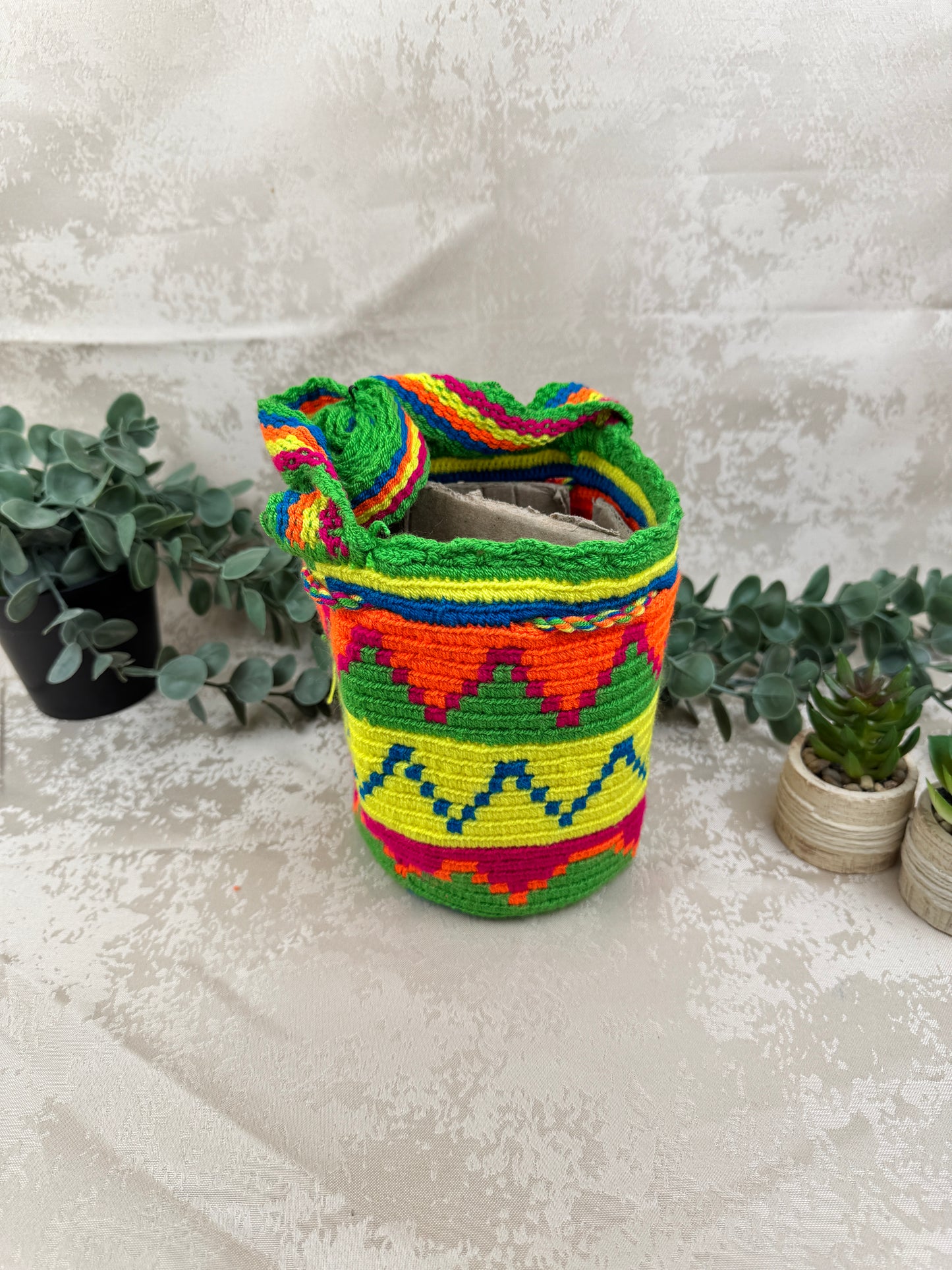 Correa tejida a mano de mochila Wayuu Susuchon artesanal colombiana.