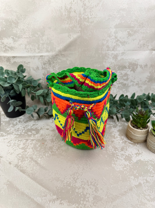 Vista frontal de mochila Wayuu Susuchon 21 con diseño tradicional tejido a mano.