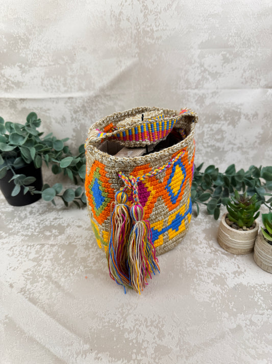 Vista frontal de mochila Wayuu Susuchon 25 con diseño tradicional tejido a mano.