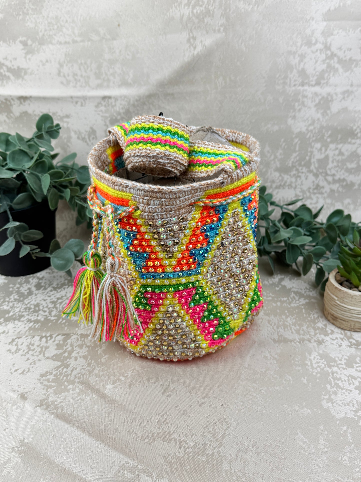 Correa tejida artesanalmente en mochila Wayuu Susuchón edición brillante.Correa tejida artesanalmente en mochila Wayuu Susuchón edición brillante.