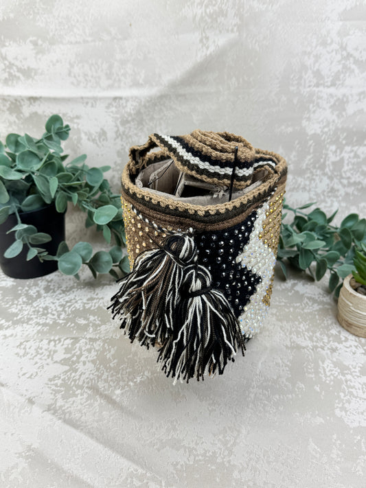 Vista frontal de mochila Wayuu Susuchón edición brillante 14 con piedras decorativas.