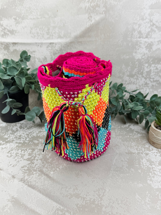 Vista frontal de mochila Wayuu Susuchón edición brillante 16 con piedras decorativas y tejido artesanal.