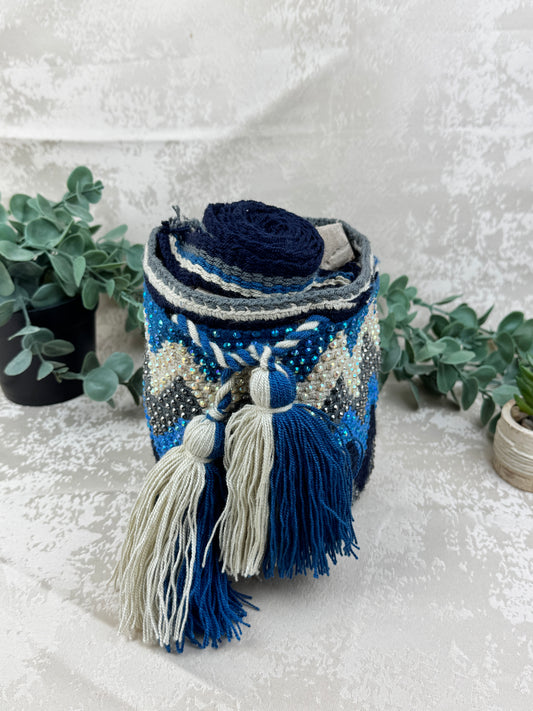 Vista frontal de mochila Wayuu Susuchón edición brillante 17 con piedras decorativas.