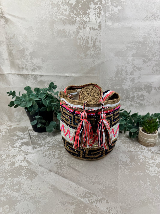 Vista frontal de mochila Wayuu Susuchón edición brillante 19 con piedras decorativas.