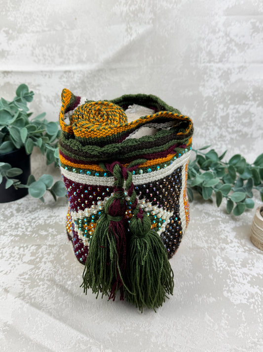 Vista frontal de mochila Wayuu Susuchón edición brillante 4 con piedras decorativas y tejido artesanal.