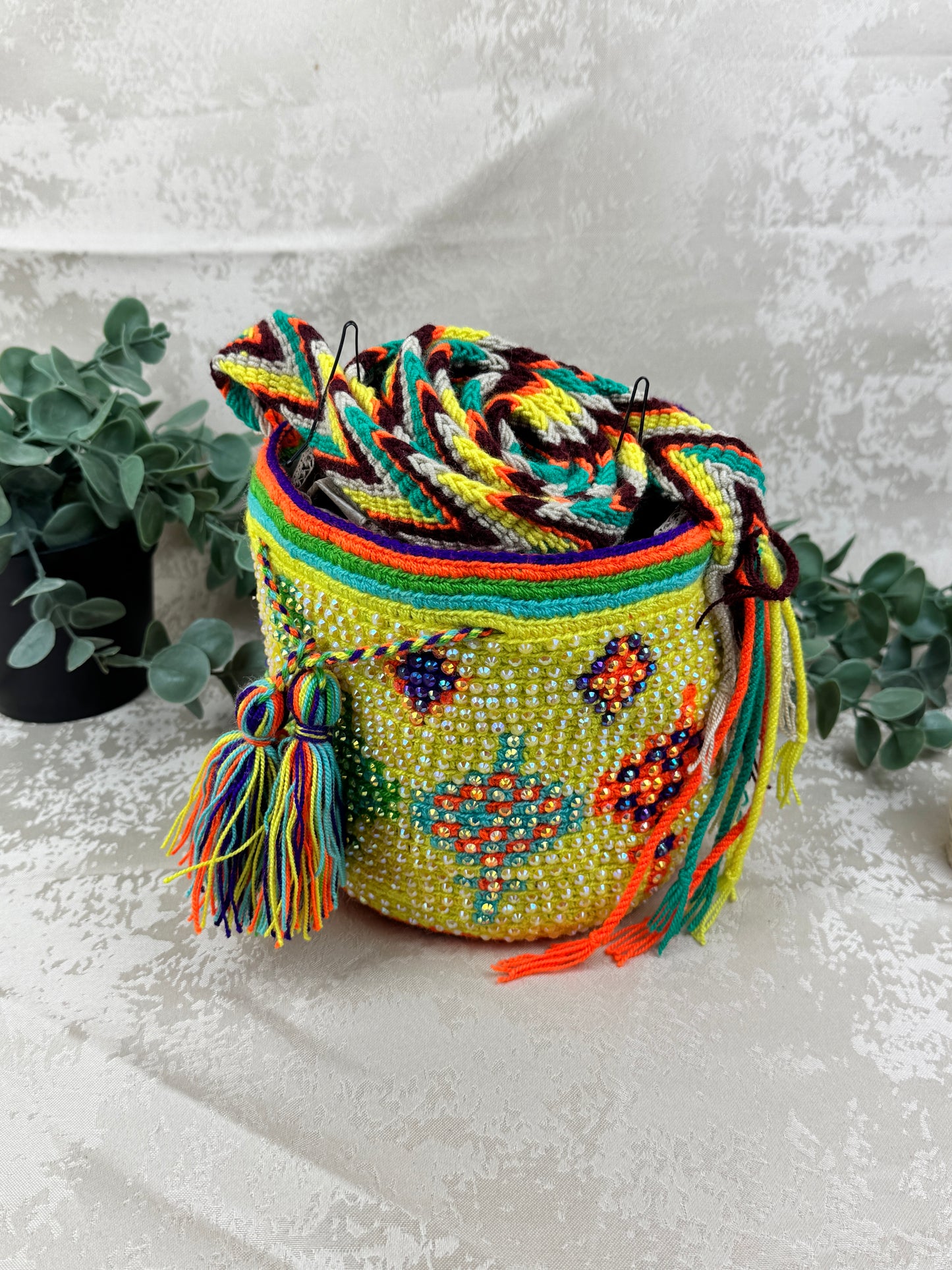Correa tejida a mano de mochila Wayuu Susuchón edición brillante artesanal.