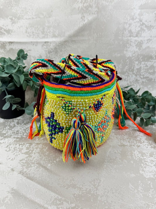 Vista frontal de mochila Wayuu Susuchón edición brillante 6 con piedras decorativas y tejido artesanal.