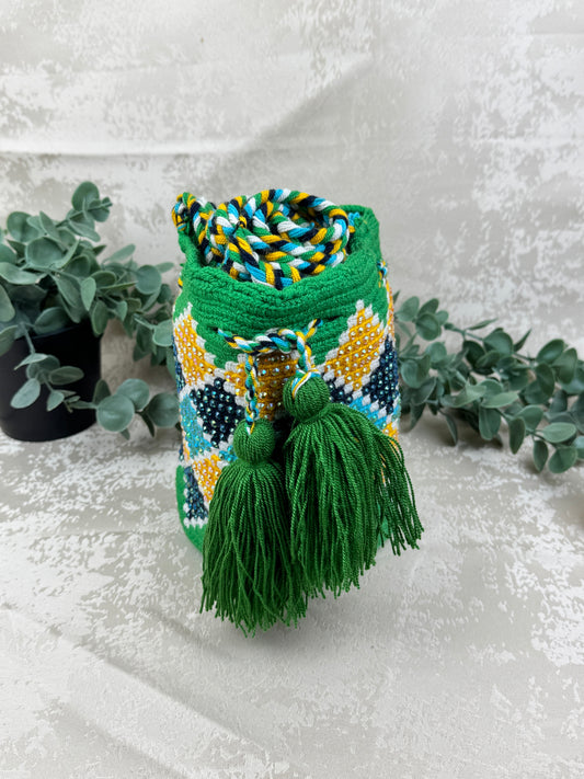 Vista frontal de mochila Wayuu Susuchón edición brillante 7 con piedras decorativas.