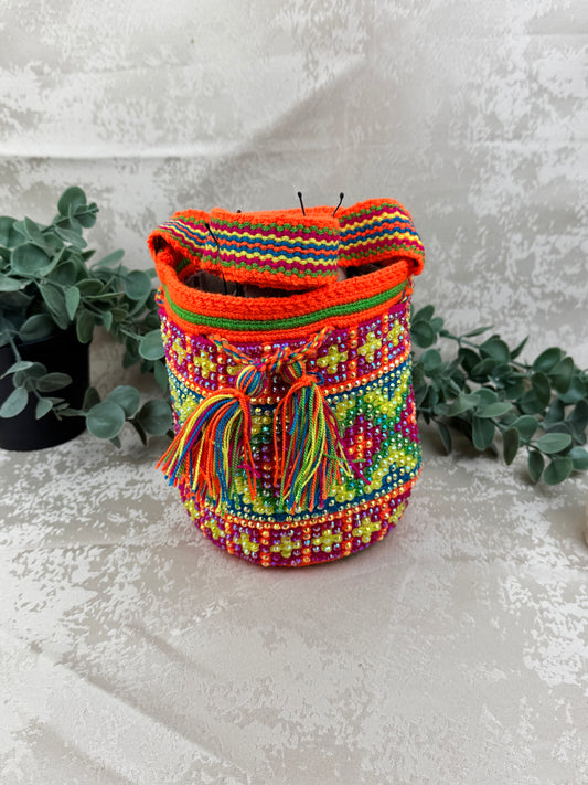 Vista frontal de mochila Wayuu Susuchón edición brillante 8 con piedras decorativas.