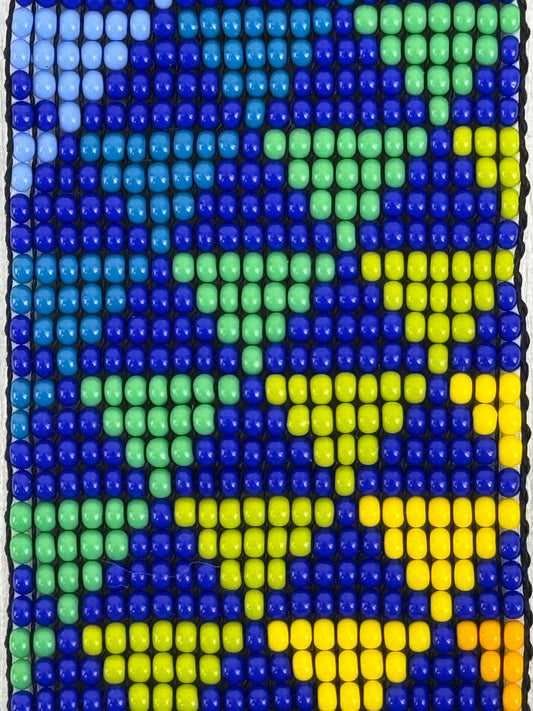 Detalle de cuentas en pulsera artesanal de protección hecha a mano.