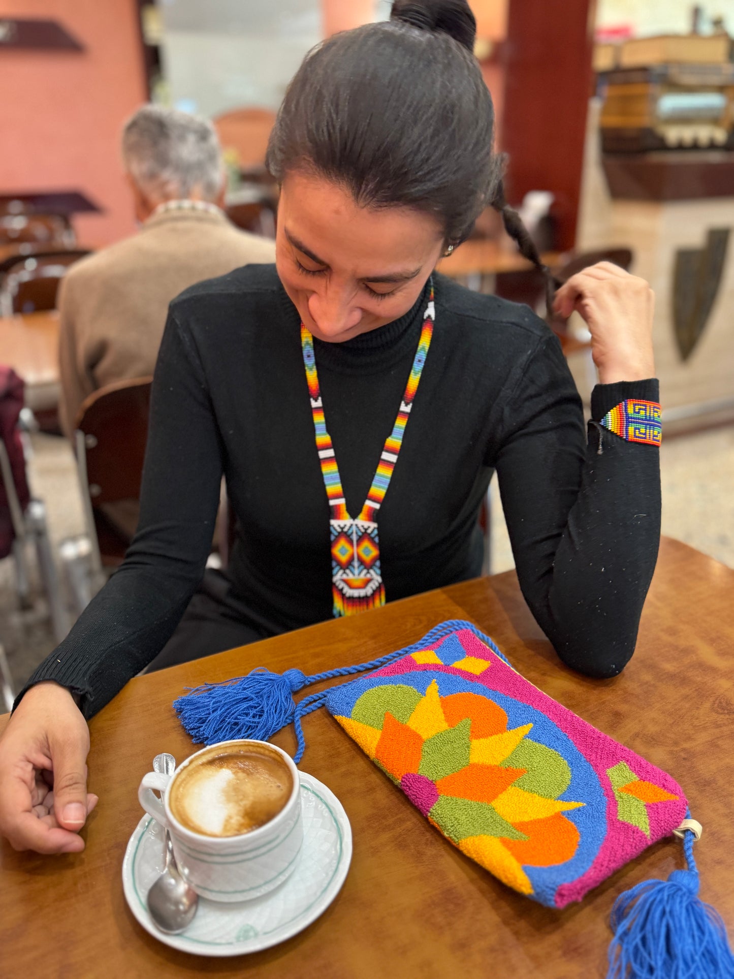 Pulsera artesanal de protección inspirada en tradición cultural latinoamericana.