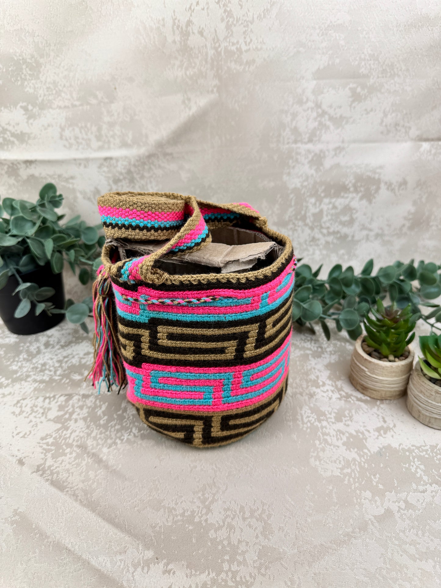 Correa tejida a mano de mochila Wayuu Susuchon artesanal colombiana.