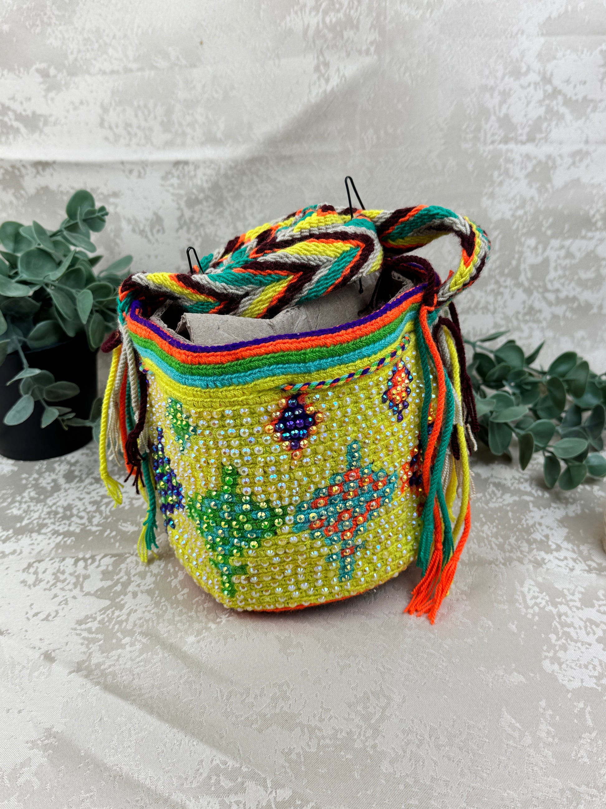 Detalle de las piedras brillantes aplicadas sobre mochila Wayuu Susuchón artesanal.