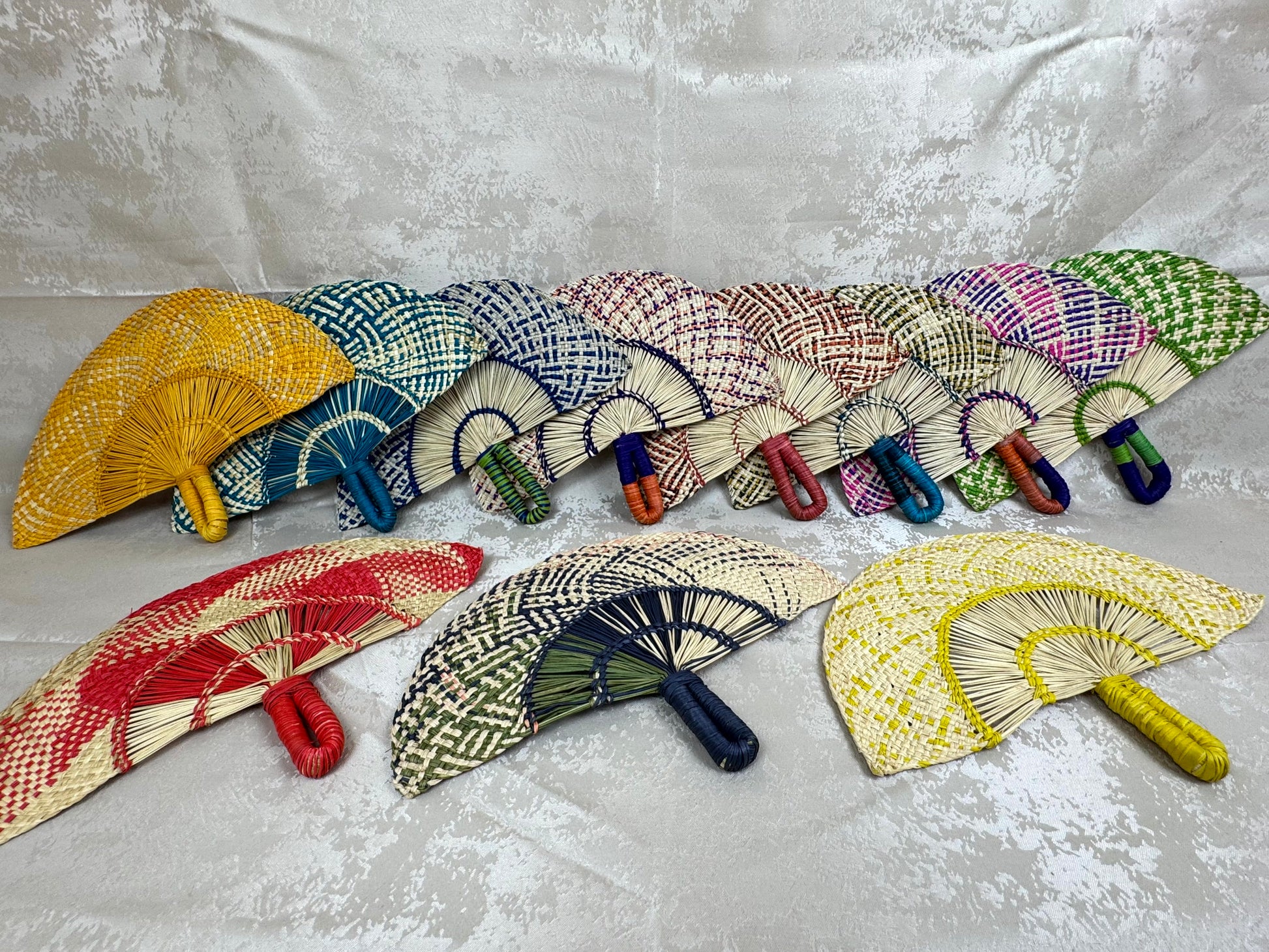 Abanico artesanal de iraca tejido a mano por artesanas colombianas con fibra natural de palma.