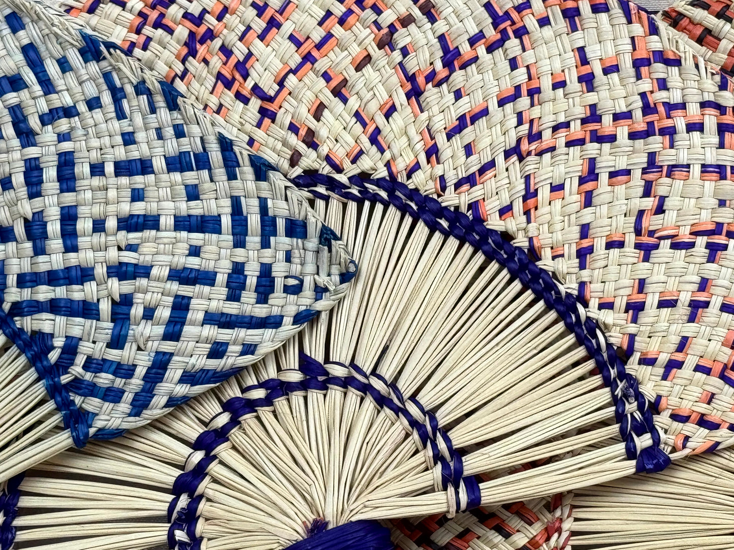 Detalle del tejido tradicional en abanico artesanal elaborado con palma de iraca.