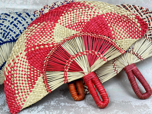 Abanico artesanal de iraca tejido a mano por artesanas colombianas con fibra natural de palma.