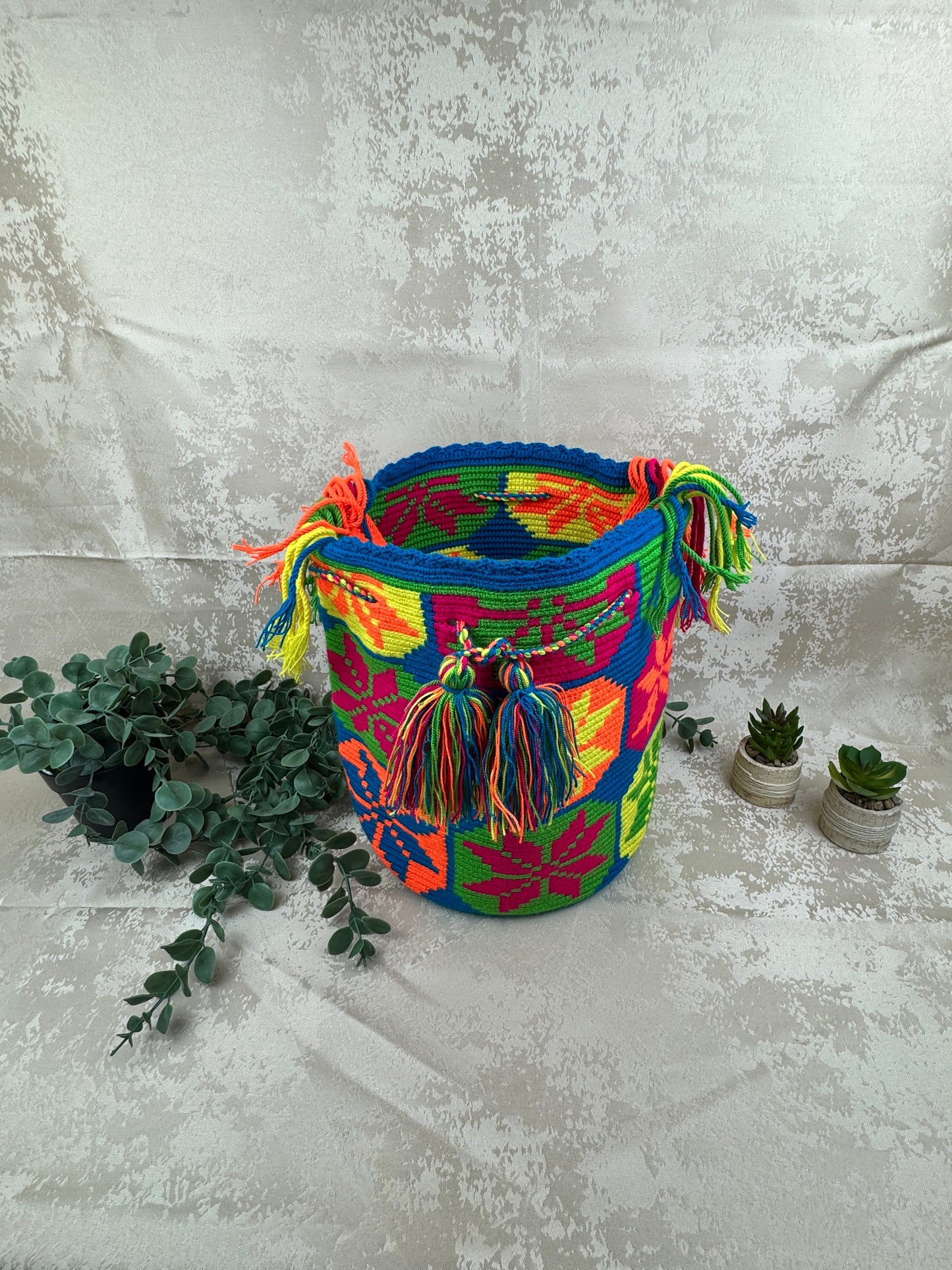 Bolso Wayuu artesanal colombiano tejido a mano con patrones tradicionales.