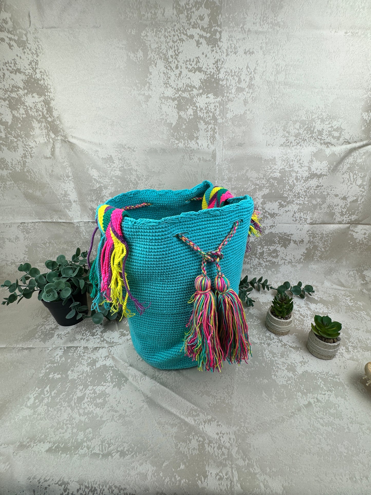 Bolso Wayuu grande tejido a mano como artesanía tradicional colombiana.