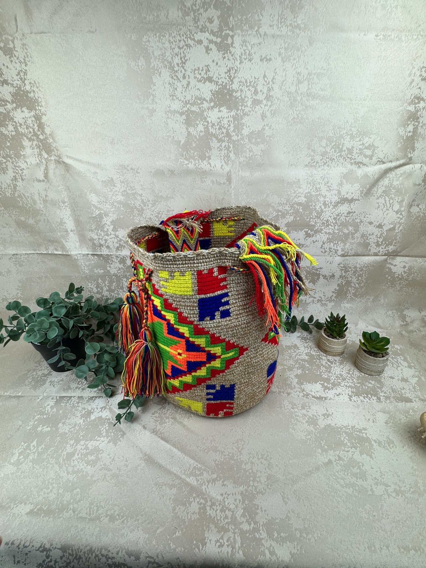 Bolso Wayuu grande tejido a mano como artesanía tradicional colombiana.