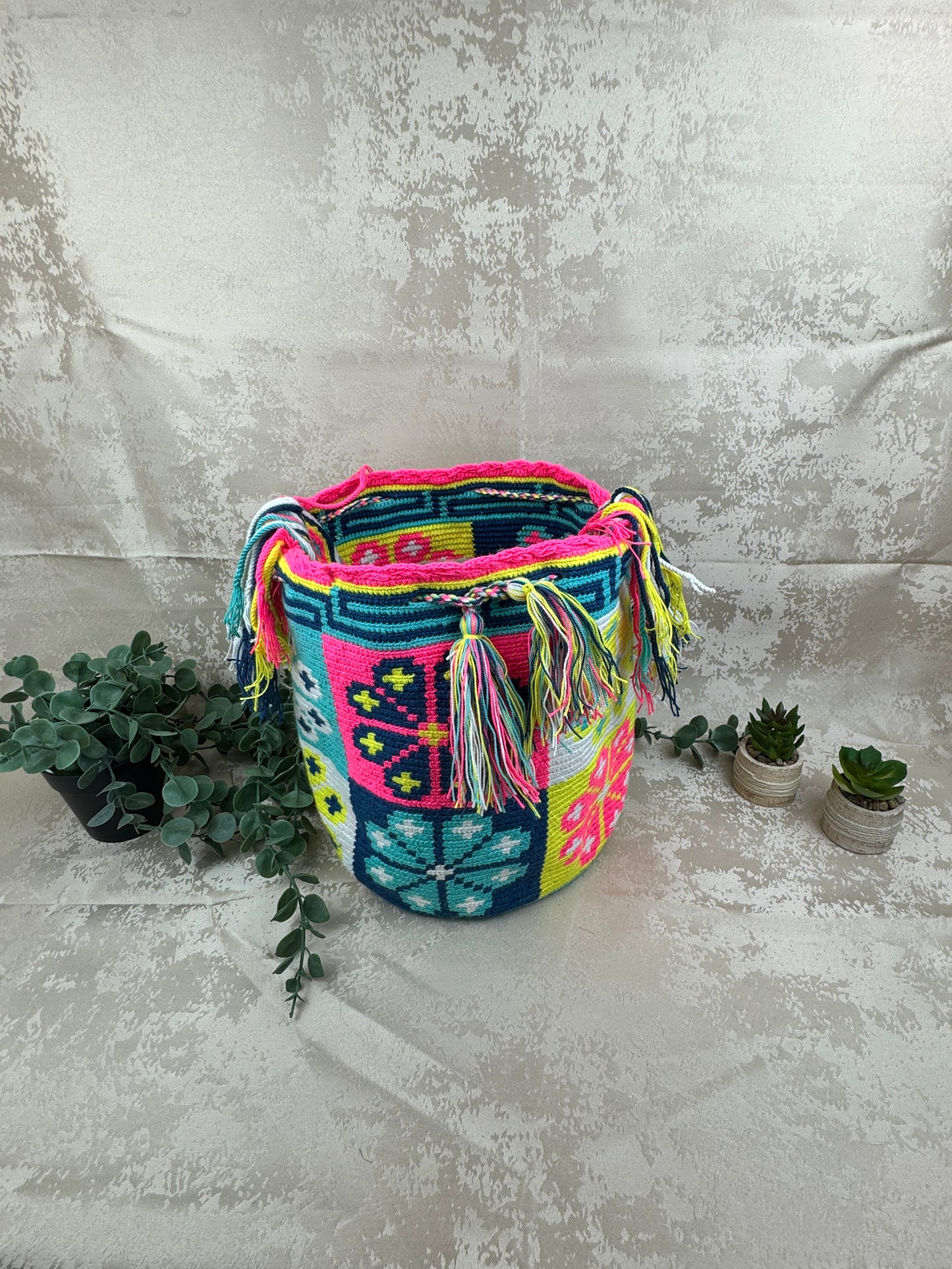 Bolso Wayuu grande tejido a mano como artesanía tradicional de Colombia.