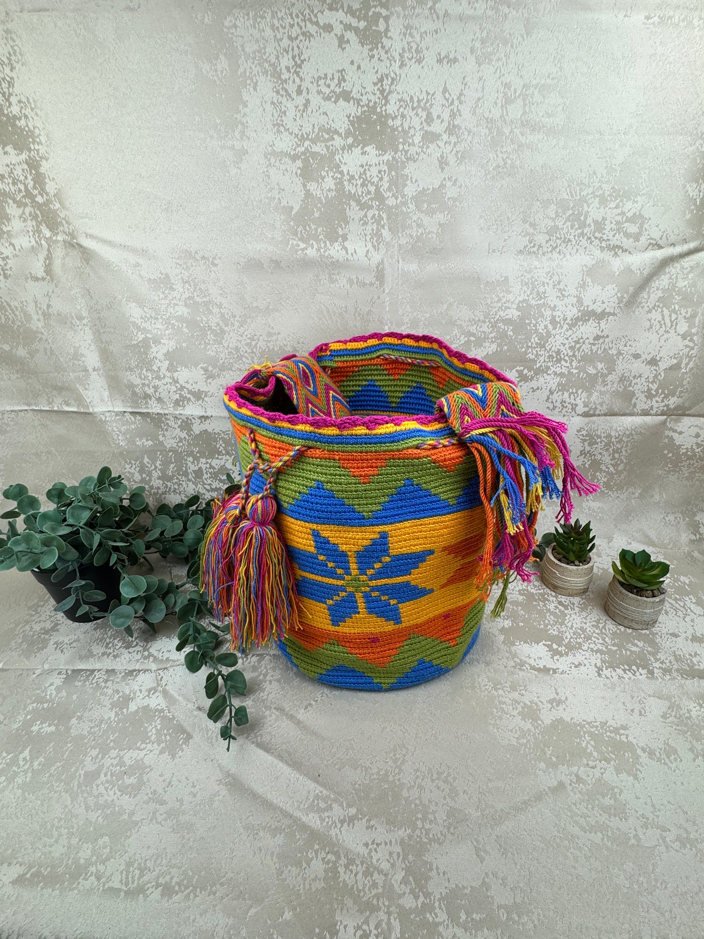 Bolso Wayuu grande tejido a mano como artesanía tradicional colombiana.