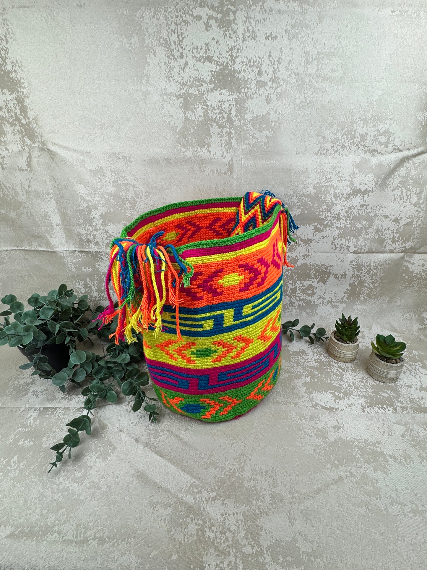 Bolso Wayuu grande tejido a mano como artesanía tradicional colombiana.