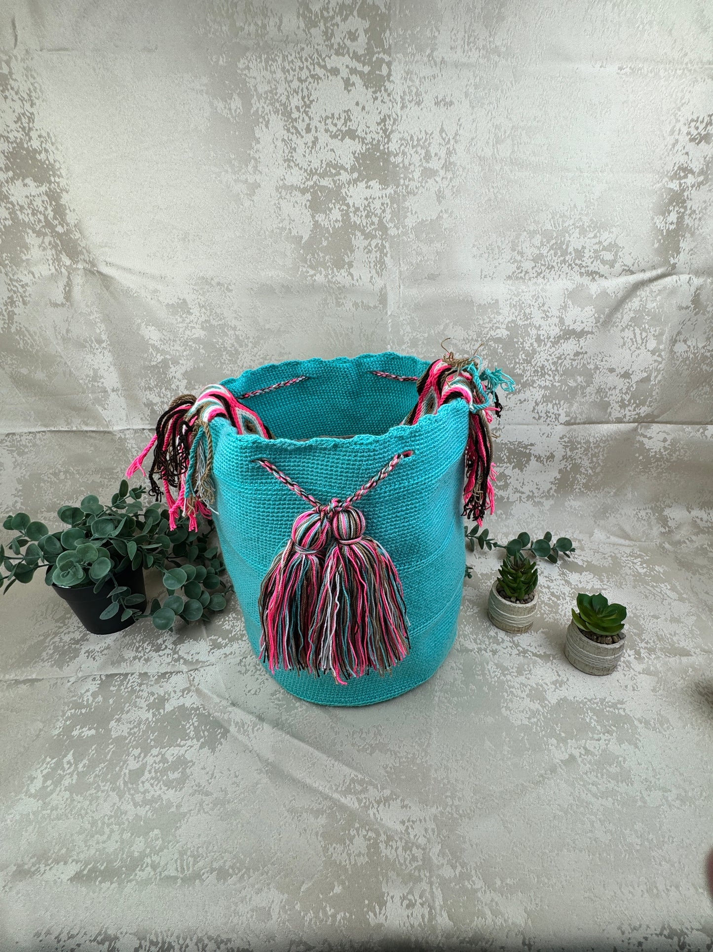 Bolso Wayuu Boho grande tejido a mano como artesanía tradicional colombiana.