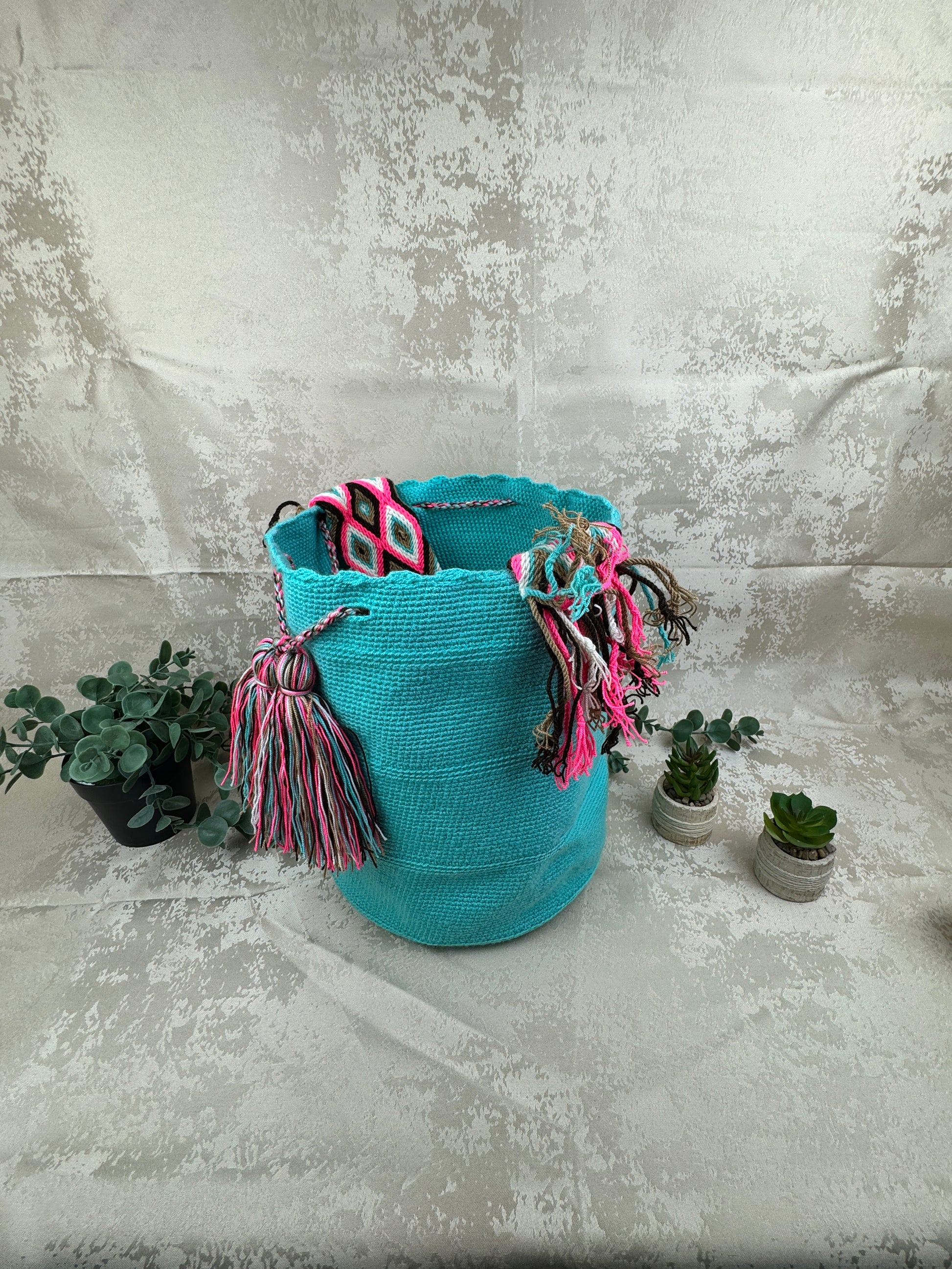 Bolso Wayuu grande tejido a mano como artesanía tradicional colombiana