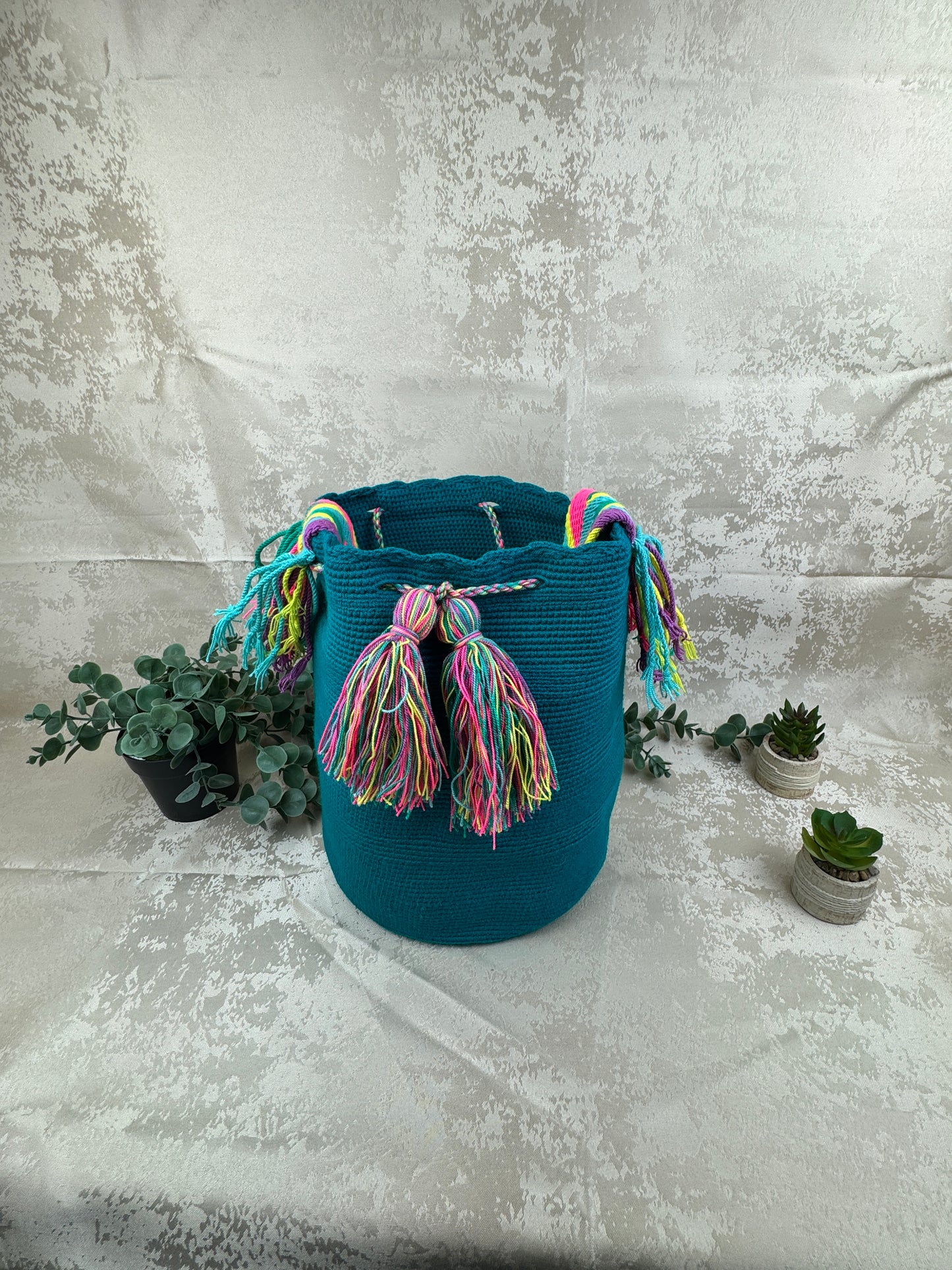 Bolso Wayuu grande tejido a mano como artesanía tradicional colombiana.
