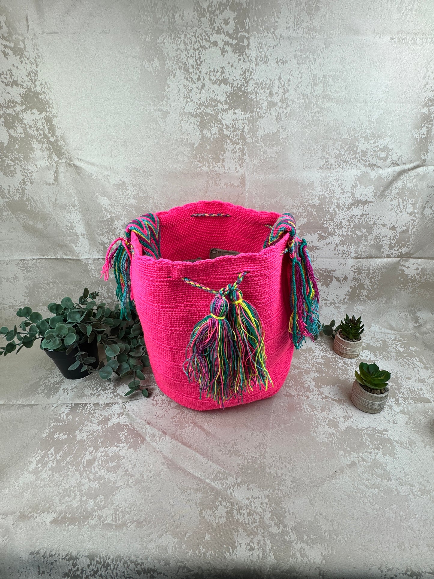 Bolso Wayuu grande tejido a mano como artesanía tradicional colombiana.